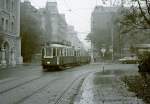 Wien Wiener Verkehrsbetriebe Allerheiligenverkehr 1975: Am Schlickplatz fährt am Morgen des 1. November 1975 ein Zug der Allerheiligen-Straßenbahnlinie 35 bestehend aus einem TW des Typs M (4145) und zwei Beiwagen des Typs m3. Das Ziel ist Althanstraße (Liechtensteinstraße / Newaldgasse). - Scan von einem S/W-Negativ. Film: Kodak Tri X Pan. Kamera: Kodak Retina Automatic II.