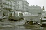 Wien Wiener Verkehrsbetriebe Allerheiligenverkehr 1975: B 75 (SGP 1951) als SL 71 Schwarzenbergplatz am 1. November 1975. - Scan von einem S/W-Negativ. Film: Kodak Tri X Pan. Kamera: Kodak Retina Automatic II.