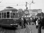 Wien Wiener Verkehrsbetriebe Allerheiligenverkehr 1975: An der Abfahrtshaltestelle am 3. Tor des Zentralfriedhofs warten am 1. November 1975 schon viele Leute auf die Straßenbahnlinie, die sie nach Hause bringen kann. - An diesem Tag waren die folgenden Straßenbahnlinien in Betrieb: 6, 6/, 22, 29Z, 35, 46Z und 71. - Scan von einem S/W-Negativ. Film: Kodak Tri X Pan. Kamera: Kodak Retina Automatic II. 