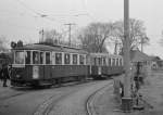 Wien Wiener Verkehrsbetriebe Allerheiligenverkehr 1975: M 4119 mit zwei m-Bw als SL 46Z Zentralfriedhof 3. Tor am 1. November 1975. - Scan von einem S/W-Negativ. Film: Kodak Tri X Pan. Kamera: Kodak Retina Automatic II.