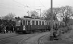 Wien Wiener Verkehrsbetriebe Allerheiligenverkehr 1975: M 4145 + m + m als SL 35 Zentralfriedhof 3. Tor am 1. November 1975. - Scan von einem S/W-Negativ. Film: Kodak Tri X Pan. Kamera: Kodak Retina Automatic II.