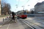 Wien: Fiaker und Bim erreichen am Vormitteag des 20 Februar 2016 gleichzeitig die Haltestelle Wittelsbachstraße.