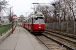 Wien Wiener Linien: Ein Zug bestehend aus dem Tw E2 4013 und dem Bw 1413 auf der SL 1 erreicht am Nachmittag des 14.