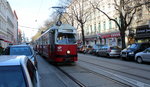 Wien Wiener Linien SL 6 (E1 4521) Favoriten, Quellenstraße am 16. Februar 2016. - Im Zielschild wird Quellenplatz als Endstation angegeben, aber in Wirklichkeit fährt der Zug zum Reumannplatz - hier gibt es eine Wendemöglichkeit über Leibnizgasse, Buchengasse und Favoritenstraße.