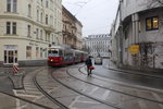 Wien Wiener Linien SL 43 (E1 4865 + c4 1357) Alsergrund, Hebragasse / Kinderspitalgasse am 17. Februar 2016. - Im Jahre 1886 wurde Hebragasse nach dem Arzt und dermatologischen Forscher Ferdinand Ritter von Hebra benannt - Zwischen 1938 und 1945 hieß die Straße Albertgasse.