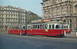 Im August 1975 erreicht der L4 539 mit dem Beiwagen l3 1835 auf der Linie D die Haltestelle am Schwarzenbergplatz