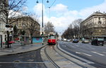 Wien Wiener Linien SL D (E2 4011) Innere Stadt, Burgring / Eschenbachgasse am 24. März 2016. - 1863 wurde die Eschenbachgasse nach dem Sattlermeister Jakob Eschenbacher (1749 - 1809) benannt. Eschenbacher wurde auf Befehl Napoleons hingerichtet, weil er eine Kanone in seinem Garten aufbewahrt hatte.  