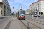 Wien Wiener Linien SL 31 am 23. März 2016: Der stadteinwärts fahrende ULF B 657 erreicht die Haltestelle Anton-Schall-Gasse in der Brünner Straße.