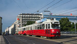 Auch in den Sommerferien 2016 gibt es Einsatz auf der Straßenbahnlinie 31 für die E1, am 11.07.2016 waren sogar drei Kurse damit unterwegs, wie hier E1 4791 + c4 1311 auf der Augartenbrücke aufgenommen. 