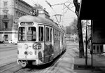 Wien WVB SL 42: Der Gelenktriebwagen E 4628 hält am 3. November 1976 an der Haltestelle Stadtbahn Währinger Straße / Volksoper (Währinger Gürtel). - Der Tw war 1962 von Simmering-Graz-Pauker AG, Werk Simmering (SGP) als E 4468 geliefert worden; 1964 wurde er in 4628 unnumeriert. - 1977 wurde er für Einmannbetrieb umgebaut. - 1975 erhielt er Totalwerbung und fuhr bis 1985 als fahrendes Werbeplakat für die Fruchtsaft Spitz. - Die Ausmusterung der E 4601 - 4630 fand 2002 statt. - Scan von einem S/W-Negativ. Film: Ilford FP 4. Kamera: Minolta SRT-101.