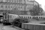 Wien WVB SL 43 (M 4038 + m3 + m3) Innere Stadt, Schottentor am 3. November 1976. - Der Tw M 4038 wurde 1928 von der Simmeringer Maschinen- und Waggonfabrik AG hergestellt. Er wurde 1978 in M 4174 und 1979 in MH 6340 umnumeriert. - Scan von einem S/W-Negativ. Film: Ilford FP 4. Kamera: Minolta SRT-101. 