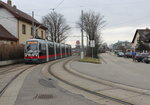 Wien Wiener Linien: Der ULF B1 770 auf der SL 31 erreicht am 15. Februar 2016 die Endstation in Stammersdorf. Die benutzte Trasse wurde 2007 eröffnet, und die alte Trasse, die man rechts im Bild sieht, wurde gleichzeitig aufgelassen. - Im Hintergrund sieht man sehr undeutlich ein Gebäude, das zur 1988 eingestellten Stammersdorfer Lokalbahn gehörte.