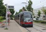 Wien Wiener Linien SL 67 (B 648) Tesarekplatz am 27. Juli 2016. - Der Platz wurde nach Anton Tesarek (1896 bis 1977) benannt; er war u.a. Leiter des Jugendamtes der Stadt Wien in den Jahren 1950 bis 1962.