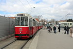 Wien Wiener Linien SL 67 (c5 1493 + E2 4093) Favoriten, Per-Albin-Hansson-Siedlung am 21. März 2016. -Rechts im Bild ahnt man einen Gleichrichterwagen. - Per Albin Hansson (1885 - 1949) war schwedischer Ministerpräsident. 1945 hatte er einen entscheidenden Anteil an den schwedischen Hilfsaktionen für die hungernde Bevölkerung Wiens.