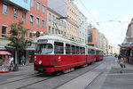 Wien Wiener Linien SL 6 (E1 4515 + c3 1207) Favoriten, Quellenstraße / Favoritenstraße am 27. Juli 2016. - Der im November 1972 gelieferte Gelenktriebwagen E1 4515 gehört zu der Serie E1 4461 - 4560, die in den Jahren 1967 bis 1976 von Lohner / Rotax in Wien-Floridsdorf gebaut wurde. - Die Beiwagenserie c3 1101 - 1290 stellte die Firma Lohner in den Jahren 1959 - 1962 her. Der Bw c3 1207 wurde 1960 gebaut.