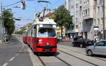 Wien Wiener Linien SL 43 (E1 4865 + c4 1354) Hernals, Hernaler Hauptstraße / Rosensteingasse am 26. Juli 2016. - Die Rosensteingasse wurde 1894 nach dem Hernalser Grundbesitzer und Wohltäter Leopold Häckl Reichsritter von Rosenstein zu Peschwitz (gest. 1832) benannt.