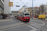 Wien Wiener Linien SL 26 (E1 4742 + c4 13xx) Floridsdorf (21. (XXI) Bezirk), Schloßhofer Straße / Franz-Jonas-Platz am 21. März 2016. - Schloßhofer Straße wurde 1875 nach dem ehemaligen kaiserlichen Besitz Schloßhof an der March benannt.