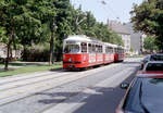 Wien WVB SL 26 (E1 4821 + c2 1004) XXI, Floridsdorf, Hoßplatz im Juli 1992. - Der christsoziale Politiker Franz Hoß (1866-1947) engagierte sich sehr für die Eingemeindung Floridsdorfs, 1910 war er Vizebürgermeister von Wien und bis 1919 Stadtrat für Finanzen. - Scan von einem Farbnegativ. Film: Kodak Gold 200. Kamera: Minolta XG-1.