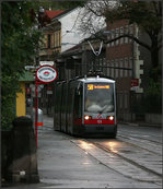 Eine einfache Haltestelle mit großem Namen -    Haltestelle Schloss Schönbrunn der Wiener Straßenbahnlinien 10 und 58.
