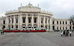 Wien Wiener Linien SL 1: Am 24. März 2016 fährt eine E2+c5-Garnitur am Burgtheater vorüber. 