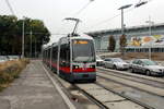 Wien Wiener Linien SL 25 (B 659) XXII, Donaustadt, Prandaugasse / Straße der Menschenrechte / Albert-Schultz-Eishalle am 21. Oktober 2016. - Benannt wurde die Prandaugasse nach Max Emanuel Hildebrand von Prandau, der 1719 bis 1729 Besitzer des Freihofes von Kagran war. 