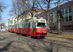 Wien Wiener Linien SL 5 (E1 4743 + c4 1336) VII, Neubau, Neubaugürtel / Westbahnhof am 16. Februar 2017.