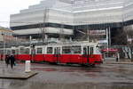 Wien Wiener Linien SL D (E2 4317) IX, Alsergrund, Julius-Tandler-Platz / Franz-Josefs-Bahnhof am 17. Februar 2017.
