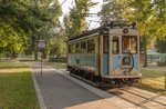 Der Salonwagen der Wiener Lokalbahn (Badnerbahn) unterwegs als private Sonderfahrt in der Schleife  Prater Hauptallee  im spätsommerlichen Streiflicht am 28.August.2016.