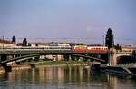 Eine besondere Begegnung fand am 15.08.1984 auf einer Wiener Brücke statt: Ein Zug der ÖBB-Baureihe 4020 und die Wiener Straßenbahn begrüßen sich.