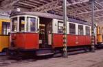 Und nun ein Wagen der Wiener Straßenbahn mit zwei Nummern: Vorn ist 6310 geschrieben, und hier in der Nähe des Fensters findet sich die Nummer 5310. 
Datum: 16.08.1984 