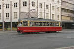 Vierachsiger Lohner/Lizenz Duewag-Triebwagen 61 der Tiroler Museumsbahnen in Anfahrt auf die Haltestelle Terminal Marktplatz in Innsbruck. Aufgenommen 5.5.2023.