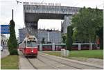 E1 4056 und ULF Tram beim Wiener Westbahnhof.