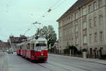 Wien Stadtwerke-Verkehrsbetriebe / Wiener Linien: Gelenktriebwagen des Typs E1: E1 4520 (Lohnerwerke 1973) auf der SL 60/62 XIII, Hietzing, Speising, Hofwiesengasse am 16.