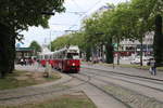 Wien Wiener Stadtwerke-Verkehrsbetriebe / Wiener Linien: Gelenktriebwagen des Typs E1: E1 4522 + c3 1267 als SL 6 am Westbahnhof.
