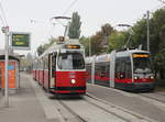 Wien Wiener Linien SL 71 (E2 4083 (SGP 1988) / SL 11 (B1 758) XI, Simmering, Kaiserebersdorf, Etrichstraße / Kaiserebersdorfer Straße / Zinnergasse (Endstation) am 19. Oktober 2019. - Seit Anfang September fahren die Linien 11 und 71 bis Kaiserebersdorf, Zinnergasse. 