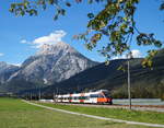 15 Minuten später fährt der 4024 034-3, der eigentlich der S-Bahn Vorarlberg zugeordnet ist, wiederum als S 1 (Zug 5121) von Telfs-Pfaffenhofen zurück nach Kufstein. Hier bei Flaurling vor der Kulisse der Hohen Munde aufgenommen, 06.10.2018.