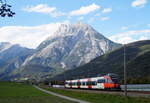 Während der Gipfel der Hohen Munde noch in der Sonne liegt, fährt der ÖBB 4024 001-2 (ex  Doarobioro  - S-Bahn Vorarlberg) als REX 5393 (Landeck-Zams - Innsbruck Hbf) bei Flaurling Richtung Landeshauptstadt, 06.10.2018.