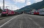 Wegen Bauarbeiten war die Arlbergbahn zwischen Ötztal Bahnhof und Bludenz gesperrt. Aus diesem Grund endete/begann für Züge aus/in Richtung Innsbruck die Fahrt im Bahnhof Ötztal. Am 18.08.2018 steht 1116 225 mit dem RJ 765, Ötztal - Flughafen Wien zur Abfahrt bereit während auf der anderen Seite mehrere Züge abgestellt sind.