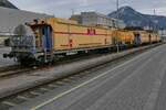 Abgestellt (|) - ÖBB Tunnellöschzug mit vier Transport- und einem Wasserwagen am 11.02.2023 im Bahnhof von Bludenz.