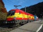 Die Spanien Lok BR 1116 232 und die Tschechien-Lok 1216 226 haben am 27.10.2008 bei Langen am Arlberg den EC Transalpin am Haken.