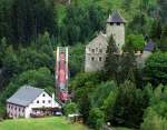 BR 1016/1116 überquert mit Fernreisezug die Trisannabrücke. Rechts Schloss Wiesberg. Zur Abwechslung mal aus eher ungewohnter Perspektive, 17. Juli 2003