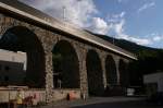 Der steinerne Viadukt der Arlbergbahn westlich der Innbrücke in Landeck - frisch renoviert glänzt nicht nur der Bogen, sondern auch der frisch aufgehängte Kupferdraht! Ein Bild, das Freude macht. 31. Mai 2009 kHds