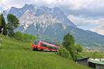 DB 442 208 fährt als RB60 von Garmisch-Partenkirchen nach Pfronten-Steinach und erreicht hier vor der Kulisse der Zugspitze in Kürze Lermoos.