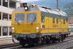 ÖBB X 651 001-0 Plasser&Theurer EM-SAT 120 Gleisvormesswagen bei der Durchfahrt durch den Bahnhof Matrei. Im Hintergrund ist der Neubau des P+R Parkhauses zu sehen. Aufgenommen 26.4.2018.