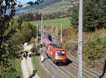 1216 007 schlängelt sich mit ihrem EC 87  DB-ÖBB EuroCity  (München Hbf - Venezia Santa Lucia) bei Mühlbachl an der Brennerbahn zwischen den nicht enden wollenden Oberleitungsmasten hindurch, 13.10.2018.