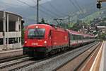 Mit einem EuroCity nach Italien fuhr am Mittag des 03.07.2018 die 1216 002 (E 190 002) kurz vor einem Regenschauer durch den Bahnhof von Matrei am Brenner in Richtung Brenner.