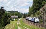 Besonderes Glück hatte ich am 10. Juli 2020, als einer der Lokomotion-Lokzüge, die die Nachschiebe- bzw. Vorspannloks zum Brenner wieder zurück Richtung Kufstein bringen, am Schluss die beiden 139er zusammengekoppelt mitführte. Sowohl die 139 310 als auch die 139 312 leisteten zuvor jeweils einem schweren Güterzug Nachschiebeunterstützung zum Brenner hinauf. Im Hintergrund baute sich das heftige Gewitter weiter auf, als der Lokzug mit 185 661, 187 003, 193 776 und den beiden Altbauloks bei Gries am Brenner um die Kurve bog.