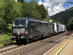 Ein Lokomotion Lokzug auf dem Weg vom Brenner Richtung Kufstein. Zuglok war 193 661 (X4E-661), in der Mitte eine 185 und am Zugschluss 189 907. Hier bei der Durchfahrt durch St. Jodok am Brenner. Aufgenommen am 20.08.2021