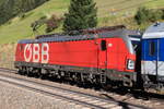 ÖBB 1293 013-9 als Zuglok einer ROLA von Brennersee nach Wörgl Terminal Nord bei der Talfahrt. Aufgenommen bei St. Jodok am Brenner am 25.09.2021