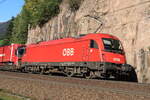 ÖBB 1216 004-2 am Zugschluss einer ROLA von Brennersee nach Wörgl Terminal Nord bei der Talfahrt. Aufgenommen bei Gries am Brenner am 25.09.2021